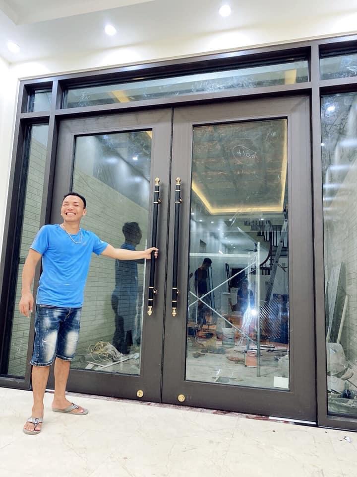 Cửa Nhôm Thủy Lực Màu Nâu Cafe